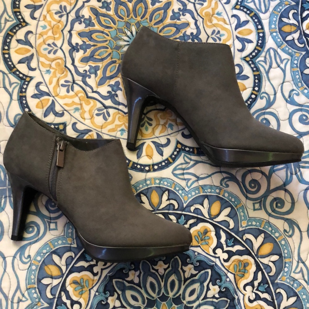 Liz Claiborne grey heels